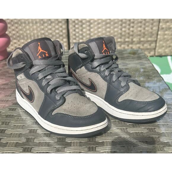 Air Jordan 1 Mid SE GS “Night Stadium / Total Orange / Black” – Size 5Y - Picture 4 of 8